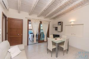卡斯特尔萨多Brigata House - Luxury 2 beds, wifi, balcony,sea view - Key to Villas的厨房以及带桌椅的用餐室。
