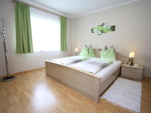 LungötzApartment with terrace in Salzburg的一间卧室配有一张带绿色窗帘的床和窗户。