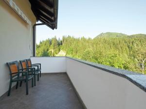 LungötzApartment with terrace in Salzburg的山景阳台(带椅子)