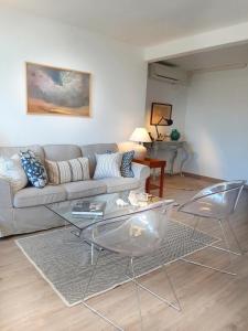 马拉加Panoramic views to the sea in Malaga的客厅配有沙发和桌子