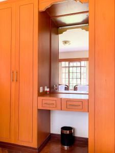 奈瓦沙Oilepo Cottage的厨房配有水槽和镜子