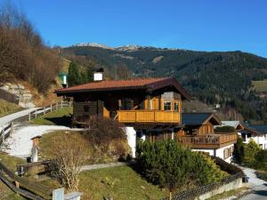 皮森多夫Chalet in ski area in Piesendorf的山丘上带阳台的房子