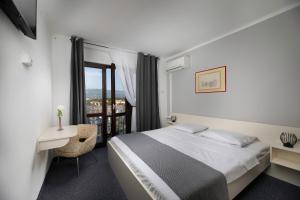 希洛Meliores Rooms的酒店客房设有床和窗户。