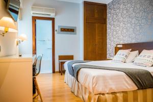 阿尔么丽亚科斯塔索尔酒店的酒店客房配有一张床和一张桌子