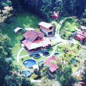 维奥康德马奥Chalé rústico truta dá floresta 3的享有带游泳池的房屋的空中景致