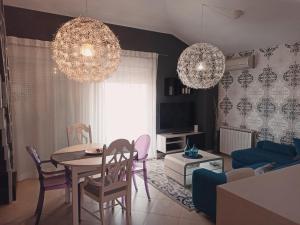 乌马格Apartment Gaia的客厅配有桌椅和吊灯。