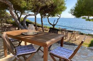 阿尔戈斯托利翁Kamaroules Sea Front的一张木桌和椅子,享有海景