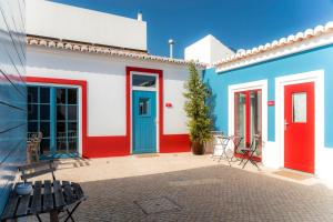 萨格里什Cercas Velhas的色彩缤纷的房屋,设有红色和蓝色的门