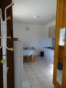 Saulxures-sur-MoselotteProfiter du calme de la montagne vosgienne的厨房配有冰箱和桌子