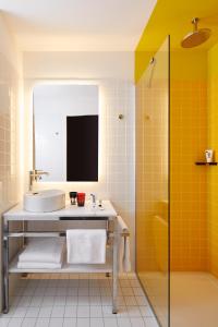 皮托Mama Shelter Paris La Défense的一间带水槽和淋浴的浴室