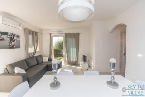 卡斯特尔萨多Marina House - Luxury apartment, sea view, WI-FI, Aircon - Key to Villas的客厅配有沙发和桌子