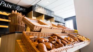 马斯特里赫特Dormio Resort Maastricht Castellum Apartments的面包店,柜台上放着面包篮