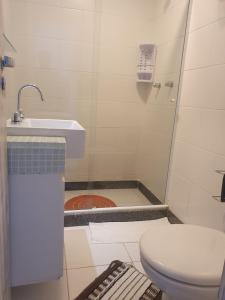 布希奥斯Casa De Búzios的带淋浴、卫生间和盥洗盆的浴室