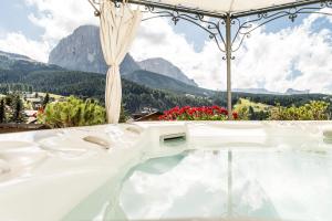塞尔瓦迪加尔代纳山谷栀子花***S浪漫和家庭酒店的浴缸,享有山景