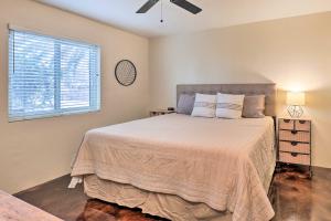 土桑Sunny Tucson Abode with Fire Pit 9 Mi to U of A的一间卧室设有一张床和一个窗口