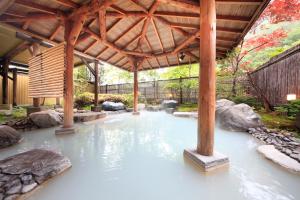 登别旅亭花由良日式旅馆 的木凉棚下的水池