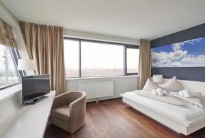 Deutsch-Wagram德意志瓦格拉姆-罗森伯格会议酒店的一间酒店客房,配有一张床和一台电视