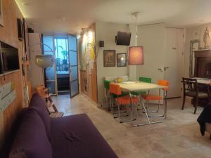 阿姆斯特丹Studio53Amsterdam的客厅配有沙发和桌椅