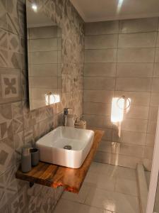 沃丽曼村Vigla Villas的浴室设有白色水槽和镜子