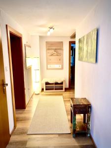 图克斯Appartement Maximilian的走廊上设有带沙发和地毯的客厅