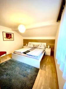 图克斯Appartement Maximilian的一间卧室配有一张大床和地毯。