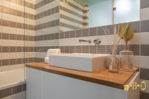 米兰BePlace Apartments in Porta Romana的浴室设有白色水槽和镜子