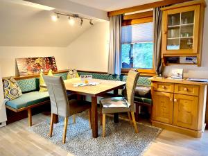 图克斯Appartement Maximilian的一间带桌椅和沙发的用餐室