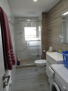 霍斯皮塔勒·德尔英福Apartamento con vistas, entre mar y montaña的一间带卫生间和玻璃淋浴间的浴室