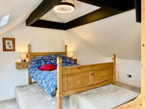 斯塔福德Garden Villa的一间卧室,卧室内配有一张木床