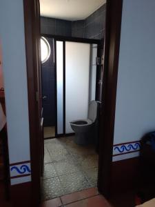 瓦哈卡市El mana de San Francisco的一间带卫生间的浴室和一扇门