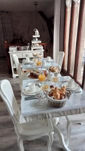 Limetz彩色温度住宿加早餐旅馆 - 吉维尼附近的上面有食物的白色桌子