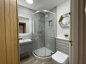 波尔泽斯Westward 14 Polzeath的带淋浴、卫生间和盥洗盆的浴室