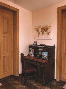 索普隆赫特佩赛特艾特尔姆住宿加早餐旅馆的一张旧木桌,位于一个有门的房间