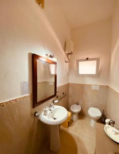 切萨雷奥港B&B Quasimare的一间带水槽、卫生间和镜子的浴室