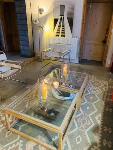 雷岛林滩Maison Face au Soleil的一间设有一张玻璃桌的房间,上面有蜡烛