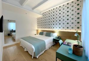 阿拉罗Alaró Natura Rural Suites的配有一张床和一张书桌的酒店客房