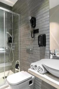 马德里Hostal Anton Martin的一间带水槽、卫生间和淋浴的浴室