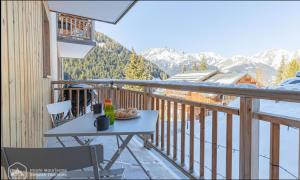 Au Centre de la station de ski de Valfréjus - appartement 4-6 personnes的阳台或露台