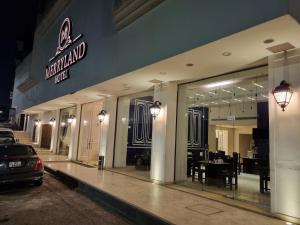 安曼New MerryLand Hotel的一家沃尔玛商店,前面有桌椅