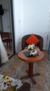 格兰贝伊johnny's studio的桌子,桌子,椅子,桌子,花瓶