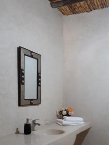 TamzerdirtOurika Timalizène le jardin des délices的浴室设有水槽和墙上的镜子