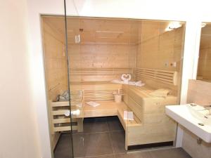 Luxury Chalet in Saalbach Hinterglemm near Ski Area的一间浴室
