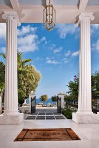 佩里萨维嘉杰拉海滩度假酒店的从房子的入口处看,有两栏