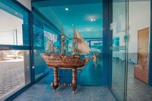 埃斯特角城Apart Hotel Punta Azul的博物馆里展示的木船