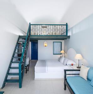 佩里萨维嘉杰拉海滩度假酒店的客厅配有高架床和沙发