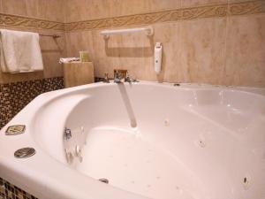 Lakeside Manor Hotel的一间浴室