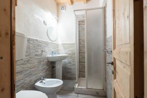 巴勒莫塞斯托坎托阁楼公寓的一间带水槽和卫生间的小浴室