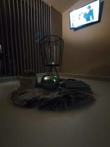 OpglabbeekHet Innerhof的客房设有带风扇的桌子和电视。