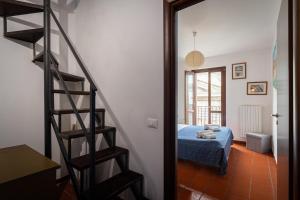 巴勒莫塞斯托坎托阁楼公寓的通往卧室的楼梯