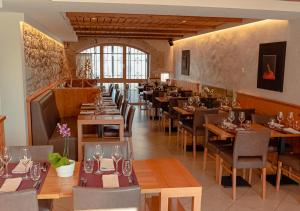 夏凡纳德伯吉斯Auberge Le Relais的一间带木桌椅的餐厅和一间用餐室